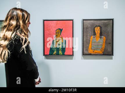 London UK 09 Dez 2022 (L) Portrait of Joan Baez,(R) Arundhati Royerste Einzelausstellung neuer Gemälde von Stephen Chambers, eine große Serie von 100 Porträts, die erstmals während der 2017 Venice Biennale gezeigt wurden, Ausstellung vom 09. Dezember bis 20. Januar 2023, Vigo Gallery, London. Paul Quezada-Neiman/Alamy Live News Stockfoto