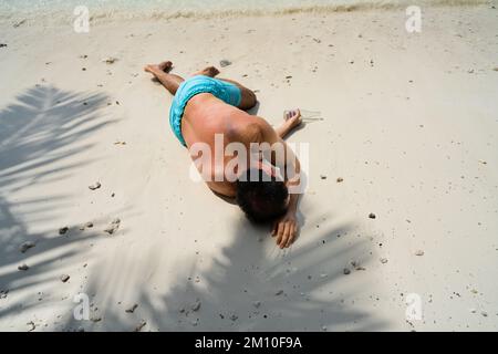 Betrunkene Reise Strandparty. Lustiger Urlaubstylegefühl Stockfoto