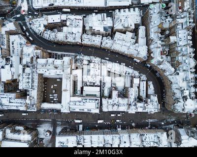 Winterdächer mit schneebedeckten Dächern auf der Cockburn Street in der Altstadt von Edinburgh, Schottland, Großbritannien Stockfoto