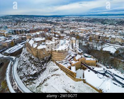 Das im Winter schneebedeckte Edinburgh Castle in Edinburgh, Schottland, Großbritannien, aus der Vogelperspektive Stockfoto