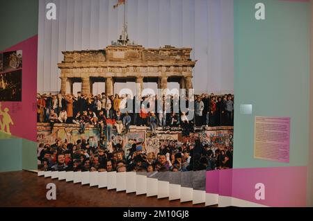 Berlin, Deutschland. 07.. Dezember 2022. Das Deutsche Historische Museum in Berlin organisiert eine Ausstellung zu wichtigen Momenten der deutschen Geschichte des 19.. Und 20.. Jahrhunderts, die anders hätte verlaufen können. Die am 7. Dezember 2022 abgebildete Ausstellung zeigt den Fall der Berliner Mauer im Jahr 1989. Kredit: Ales Zapotocky/CTK Photo/Alamy Live News Stockfoto