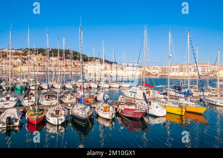 Marina de Sète und Mont Saint Clair im Hintergrund, bei Sonnenaufgang, an einem ruhigen Morgen, in Hérault, Occitanie, Frankreich Stockfoto