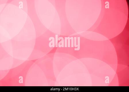 Großes abstraktes Bokeh aus Weihnachtslichtern mit Viva-Magenta-Hintergrund. Urlaubskonzept, verschwommenes Bokeh. Stockfoto
