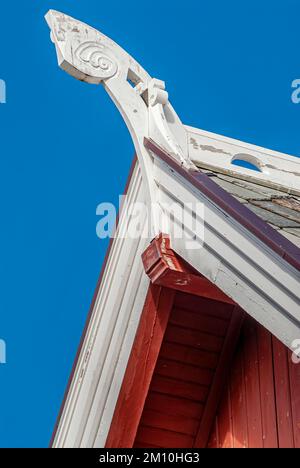 Wikingerstil-Dachdetails der hölzernen Buksnes-Kirche in Gravdal auf der Lofoten-Insel Vestvagoya, Norwegen Stockfoto