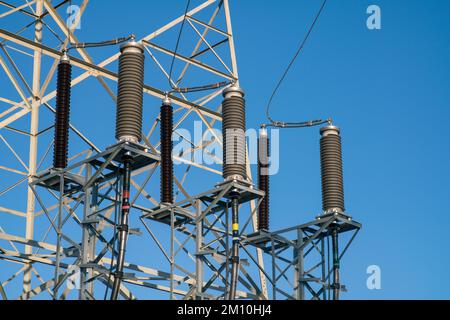 Kraftwerk: Angabe des elektrischen Kanals des elektrischen Isolators der Hochspannungskabel. Stockfoto