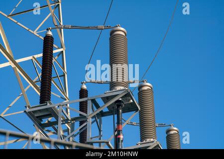 Kraftwerk: Angabe des elektrischen Kanals des elektrischen Isolators der Hochspannungskabel. Stockfoto