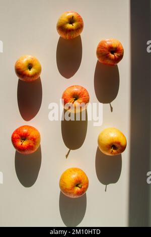 Äpfel. Äpfel sind gelb-rot. Hartes Licht. Stockfoto