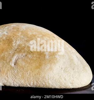 Hausgemachter Käse aus der Milch von Kühen und Schafen, die hoch oben in den Bergen weiden Stockfoto