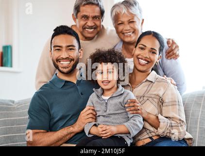 Die Zeit der Familie ist so kostbar wie Gold. Eine Familie, die zu Hause Zeit miteinander verbringt. Stockfoto