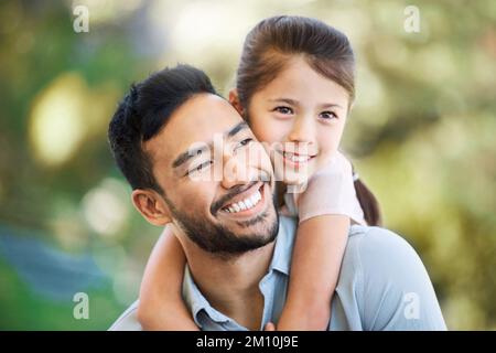 Spielzeit ist unsere Zeit. Ein bezauberndes kleines Mädchen und ihr Vater haben einen lustigen Tag im Park. Stockfoto