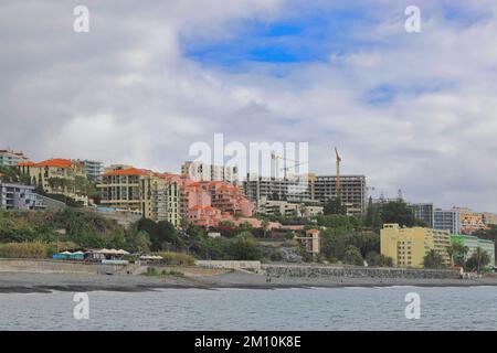 Funchal, Madeira - Kraniche und Hochhäuser, Ferienwohnungen und Hotels in Strandnähe sind ein Zeichen für Bauarbeiten in der Hotelzone der Hauptstadt Stockfoto