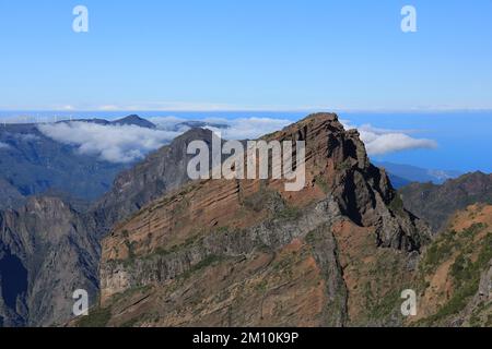 Pico do Arieiro, Madeira - Wolkeninversion hoch oben zwischen den Berggipfeln mit dem Atlantischen Ozean in der Ferne Stockfoto