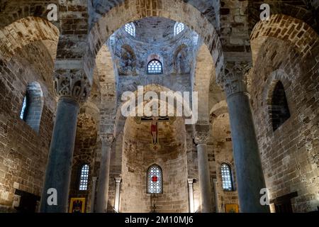 Kirche San Cataldo, erbaut im normannisch-bizantinischen Stil in Palermo Sizilien. Es ist bekannt durch seine drei roten Kuppeln. Italien. Stockfoto