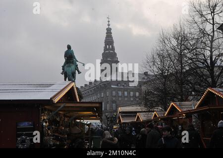 Kopenhagen/Dänemark/09. Dezember 2022/ Weihnachtsbesucher und -Touristen auf dem Weihnachtsmarkt in Hojbro Plads in der dänischen Hauptstadt. (Foto: Francis Dean/Dean Pictures) Stockfoto