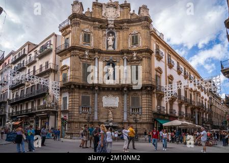 Quattro Canti ist ein Barroque-Platz in Palermo. Es ist eine der Sehenswürdigkeiten, die in der Stadt mehr besucht werden. Sizilien. Stockfoto