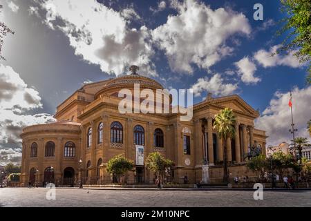 Teatro Massimo, ein Opernhaus in Palermo, gewidmet dem König Victor Emanuel II Es ist das größte in Italien und eines der größten in Europa. Stockfoto