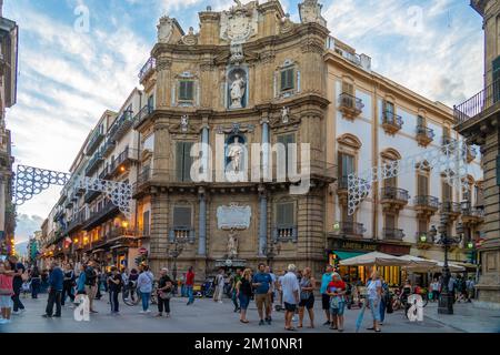 Quattro Canti ist ein Barroque-Platz in Palermo. Es ist eine der Sehenswürdigkeiten, die in der Stadt mehr besucht werden. Sizilien. Stockfoto