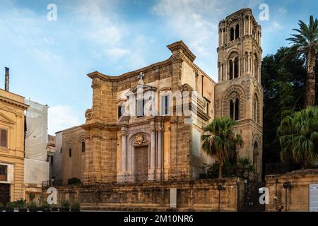 Kirche Santa Maria dell Ammiraglio in Palermo, gefeiert von den wunderschönen byzantinischen Mosaiken im Inneren. Sizilien. Stockfoto