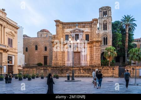 Kirche Santa Maria dell Ammiraglio in Palermo, gefeiert von den wunderschönen byzantinischen Mosaiken im Inneren. Sizilien. Stockfoto