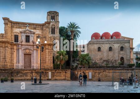 Die Kirche San Cataldo und Santa Maria dell Ammiraglio in Palermo. Sie sind ein Beispiel für den normannisch-byzantinischen Stil. Sizilien. Italien. Stockfoto