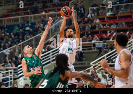 Athen, Lombardei, Griechenland. 8.. Dezember 2022. 2 TIMOTHE LUWAWU-CABARROT vom EA7. Emporio Armani Milano während der Euroleague-Runde 12, Spiel zwischen Panathinaikos Athen und EA7. Emporio Armani Milano im OAKA-Stadion am 8. Dezember 2022 in Athen, Griechenland. (Kreditbild: © Stefanos Kyriazis/ZUMA Press Wire) Stockfoto