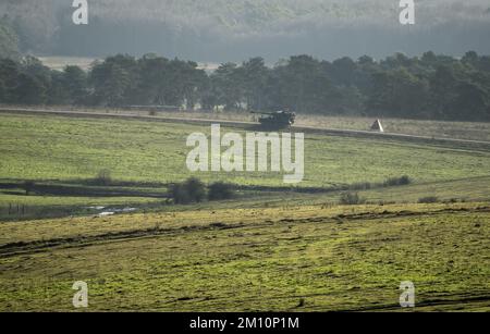 Britisches Militär AS90 (AS-90 Braveheart Gun Equipment 155mm L131) gepanzerte, selbstfahrende Haubitze auf einer Schlammstrecke, Wiltshire UK Stockfoto