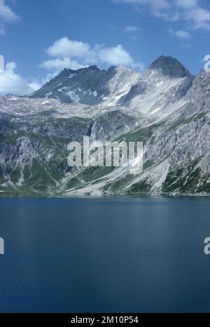 Naturlandschaft mit hohen Berggipfeln des Rhaetikon in den östlichen Alpen am Luener-See in Österreich Stockfoto