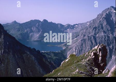 Naturlandschaft mit hohen Berggipfeln des Rhaetikon in den östlichen Alpen am Luener-See in Österreich Stockfoto