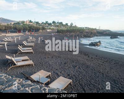 Alcala, Teneriffa, Kanarische Inseln, Spanien, dezember 20, 2021 Uhr: Blick auf den schwarzen Sandstrand La Jaquita im Gran Melia Palacio de Isora Resort, 5-Sterne-Hotel Stockfoto