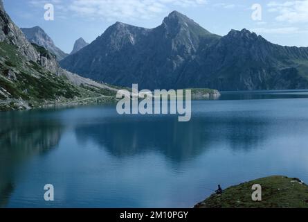 Naturlandschaft mit hohen Berggipfeln des Rhaetikon in den östlichen Alpen am Luener-See in Österreich Stockfoto