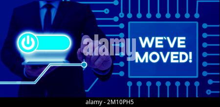 Die Inspiration zeigt ein Zeichen, dass wir umgezogen sind. Ein Wort, das darüber geschrieben wurde, von einem anderen Ort aus zu leben, von demselben oder einem anderen Land Stockfoto