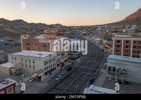 Der Highway 95 führt durch das Zentrum von Tonopahs Geschäftsviertel in Nevada. Stockfoto