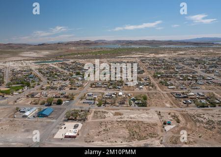 Luftaufnahmen der Stadt Silver Springs, Nevada, die sich bis zum Lake Lahontan Reservoir in Lyon County erstreckt. Stockfoto