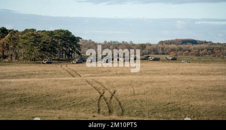 Ein Geschwader der britischen Armee FV4034 Challenger 2 ii Hauptkampfpanzer auf einer militärischen Kampfübung, Wiltshire UK Stockfoto