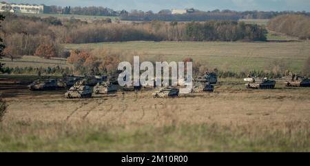 Ein Geschwader der britischen Armee FV4034 Challenger 2 ii Hauptkampfpanzer auf einer militärischen Kampfübung, Wiltshire UK Stockfoto