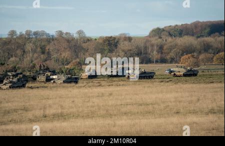 Ein Geschwader der britischen Armee FV4034 Challenger 2 ii Hauptkampfpanzer auf einer militärischen Kampfübung, Wiltshire UK Stockfoto