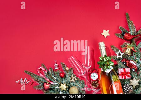 Weihnachtsgeschichte mit Tannenbäumen und Champagner. Merry Christmas und Happy New Year Concept Stockfoto