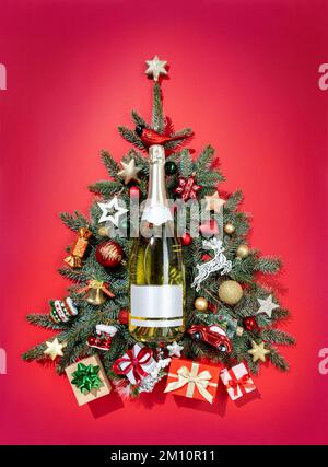 Tannenzweige mit Dekorationsspielzeug und Champagner. Merry Christmas und Happy New Year Concept Stockfoto