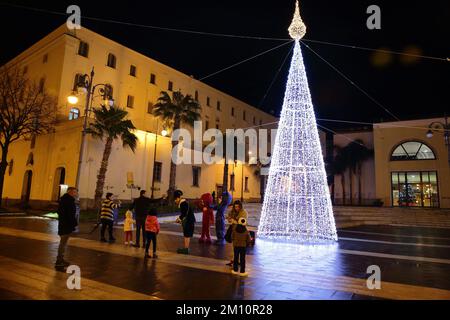 Pagani, Salerno, Italien. 8.. Dezember 2022. Pagani, Salerno, Italien - 08. Dezember 2022 : Festmahl der unbefleckten Empfängnis. Die unbefleckte Empfängnis von Maria wurde 1854 offiziell mit einem päpstlichen Stier, unterzeichnet von Papst Pius IX. Mit dem Titel Ineffabilis Deus, mit dem festgestellt wurde, dass die Mutter Jesu rein geboren wurde und in der Gebärmutter völlig frei von Sünde und daher makellos empfangen wurde. Es ist die Party, die die Weihnachtszeit beginnt. Ein Zwerg und zwei Zeichentrickfiguren animieren Kinder in der Nähe des Weihnachtsbaums. (Kreditbild: © Pasquale Senatore/Pacific Press via ZUMA Pre Stockfoto