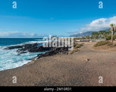 Alcala, Teneriffa, Kanarische Inseln, Spanien, dezember 20, 2021 Uhr: Blick auf den schwarzen Sandstrand La Jaquita im Gran Melia Palacio de Isora Resort, 5-Sterne-Hotel Stockfoto