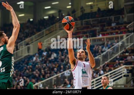 Athen, Lombardei, Griechenland. 8.. Dezember 2022. 3 NAZ MITROU-LONG von EA7 Emporio Armani Milano während der Euroleague-Runde 12, Spiel zwischen Panathinaikos Athen und EA7 Emporio Armani Milano im OAKA-Stadion am 8. Dezember 2022 in Athen, Griechenland. (Kreditbild: © Stefanos Kyriazis/ZUMA Press Wire) Stockfoto