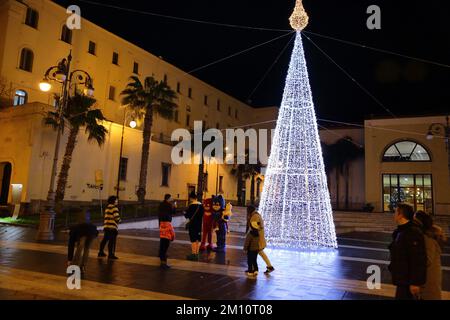 Pagani, Salerno, Italien. 8.. Dezember 2022. Pagani, Salerno, Italien - 08. Dezember 2022 : Festmahl der unbefleckten Empfängnis. Die unbefleckte Empfängnis von Maria wurde 1854 offiziell mit einem päpstlichen Stier, unterzeichnet von Papst Pius IX. Mit dem Titel Ineffabilis Deus, mit dem festgestellt wurde, dass die Mutter Jesu rein geboren wurde und in der Gebärmutter völlig frei von Sünde und daher makellos empfangen wurde. Es ist die Party, die die Weihnachtszeit beginnt. Ein Zwerg und zwei Zeichentrickfiguren animieren Kinder in der Nähe des Weihnachtsbaums. (Kreditbild: © Pasquale Senatore/Pacific Press via ZUMA Pre Stockfoto