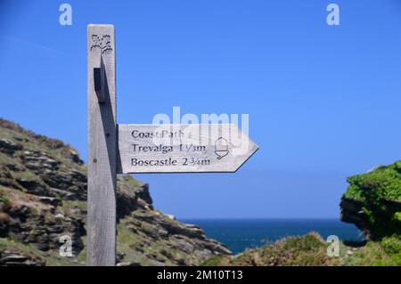 Hölzerner Wegweiser zwischen Trevalga und Boscastle auf dem South West Coastal Path, Cornwall, England, Großbritannien. Stockfoto