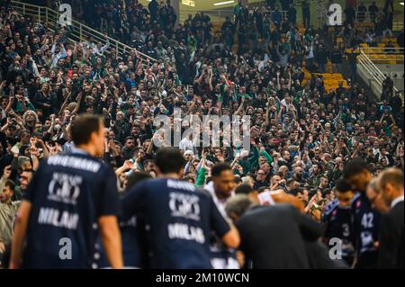 Athen, Lombardei, Griechenland. 8.. Dezember 2022. Panathinaikos Athens Fans, die Spaß beim Euroleague-Spiel, Runde 12, zwischen Panathinaikos Athen und EA7 Emporio Armani Milano im OAKA-Stadion am 8. Dezember 2022 in Athen, Griechenland, haben. (Kreditbild: © Stefanos Kyriazis/ZUMA Press Wire) Stockfoto