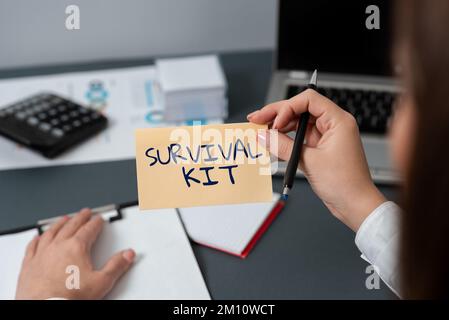 Schild mit Survival Kit. Geschäftsansatz Notfallausrüstung Sammlung von Gegenständen, um jemandem zu helfen Stockfoto