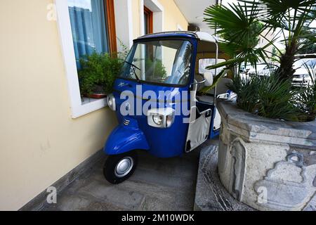 Padua, Italien - 05. Juli 2022: Affe Calessino Piaggio oder Vespa Car, TriVespa. Dreirädriges leichtes Nutzfahrzeug. Stockfoto