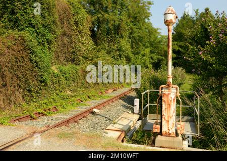 Blick auf verlassene Bahngleise in Italien Stockfoto