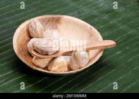 Aleurites moluccanus oder indonesische Kerzen namens Kemiri. Stockfoto