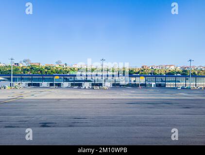 Ponta Delgada, Azoren, Portugal - 4. Dezember 2022: Blick auf den Flughafen Joao Paulo II auf der Insel Sao Miguel. Stockfoto