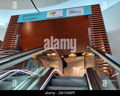 Lissabon, Portugal, 4. Dezember 2022: Zugang zu den Flughafenlounges am internationalen Flughafen in Lissabon, Portugal Stockfoto